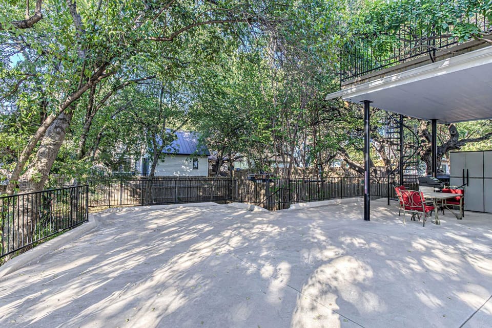 2BR Retreat in Bouldin Creek - Walk to SoCo Apartment in Austin