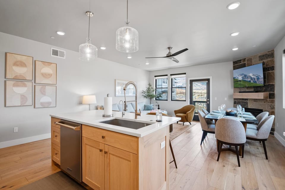 Mountain View Magic at Mayflower Lakeside by Park City Vacations Apartment in Jordanelle Reservoir