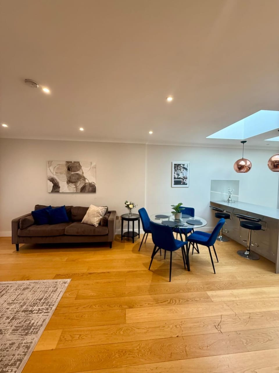 Charming Ensuite Retreat in a Premier Location Apartment in Brentford