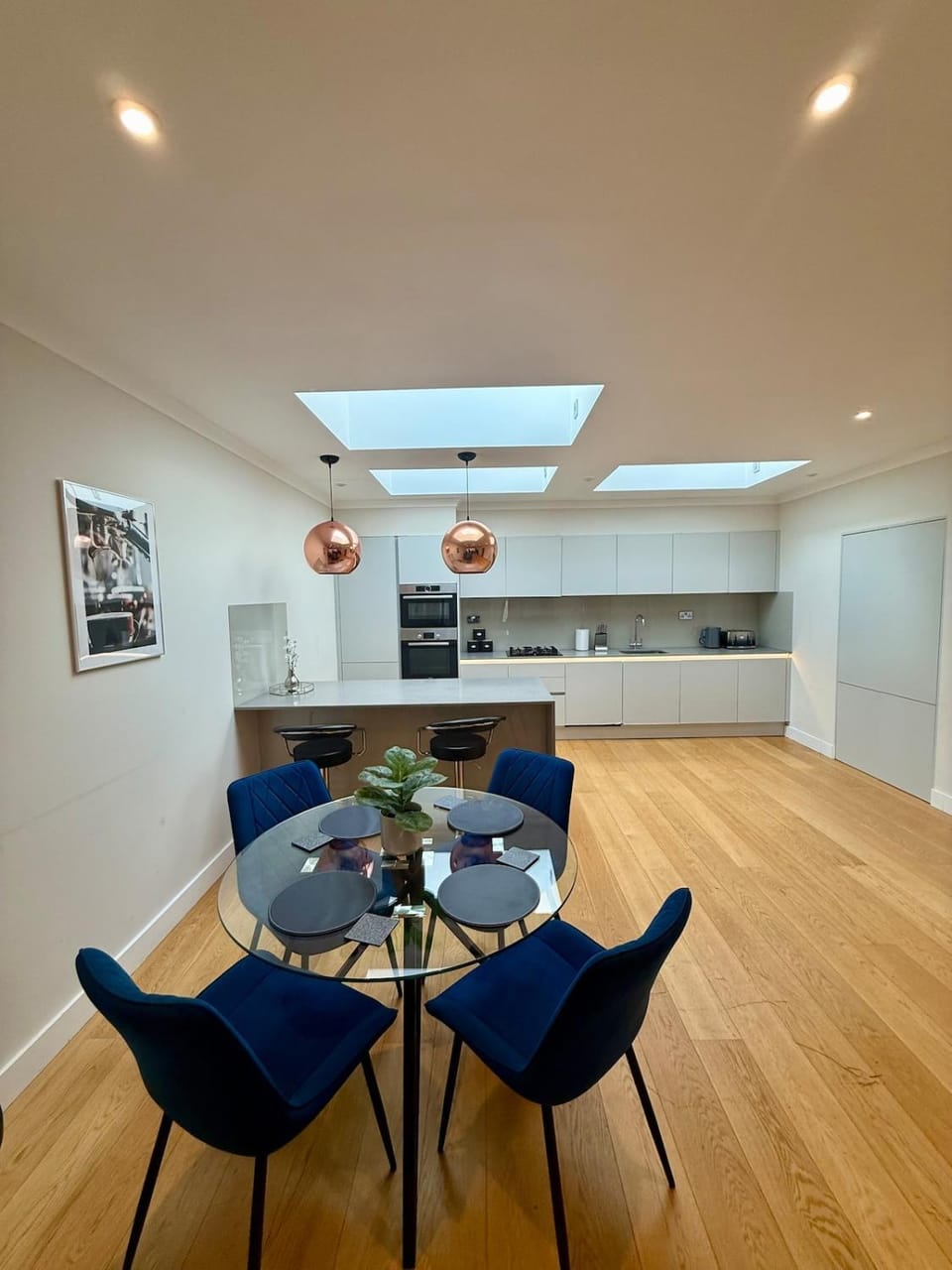 Charming Ensuite Retreat in a Premier Location Apartment in Brentford