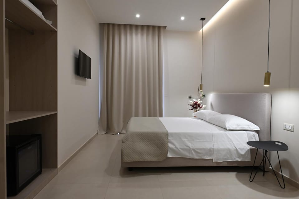 Bed, TV and multimedia, Photo of the whole room, Bedroom
