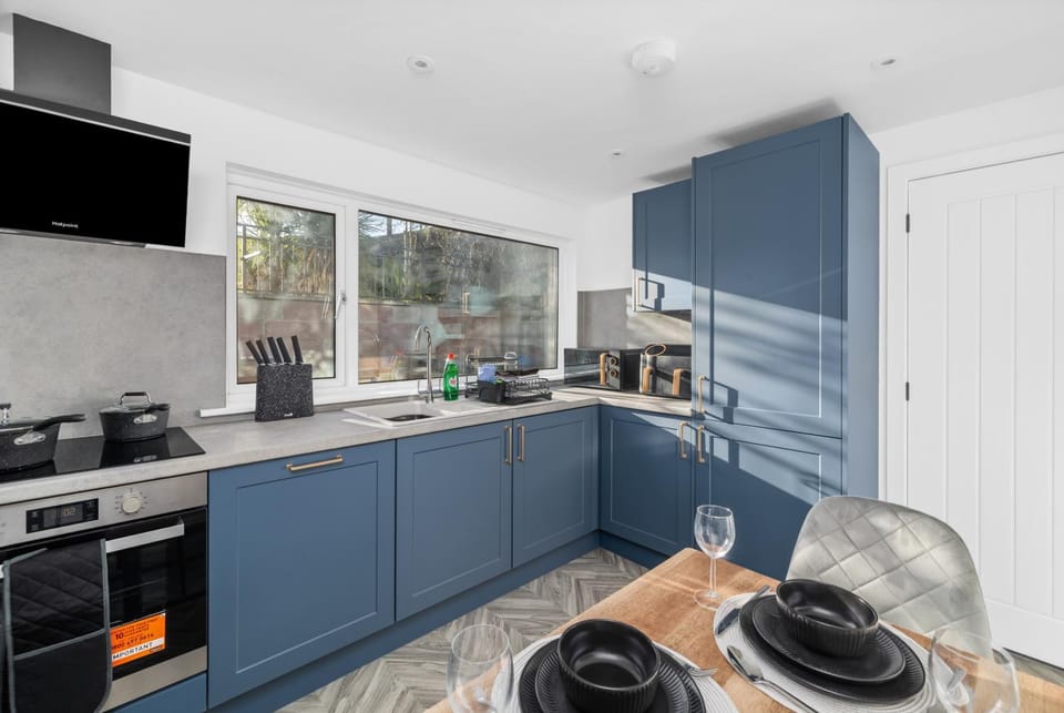Kitchen or kitchenette, dishwasher, oven, stove, toaster, washing machine