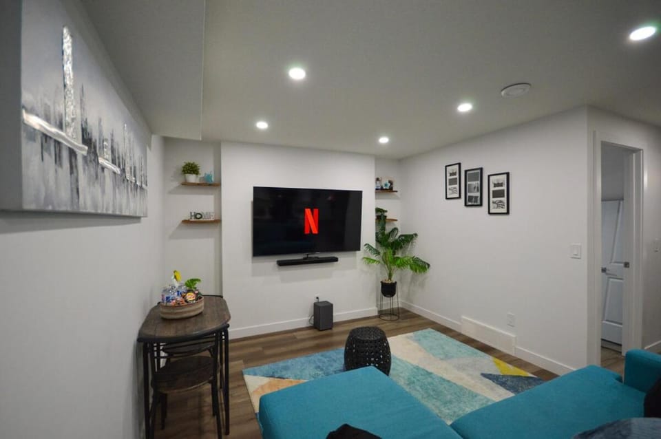 TV and multimedia, Living room, Seating area, Evening entertainment