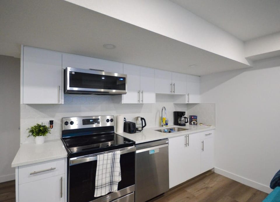Coffee/tea facilities, Kitchen or kitchenette, dishwasher, oven, stove, toaster