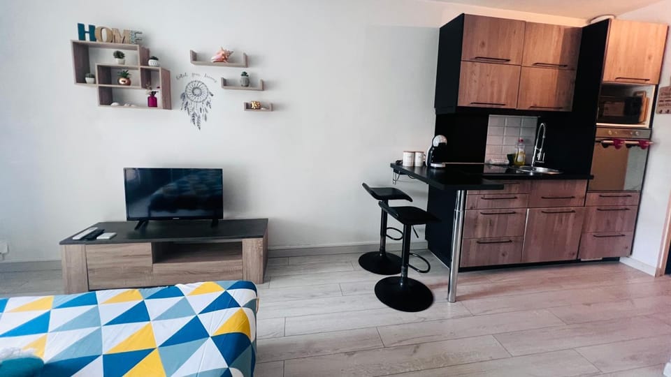 Day, TV and multimedia, Coffee/tea facilities, Decorative detail, microwave, oven, stove, kitchen