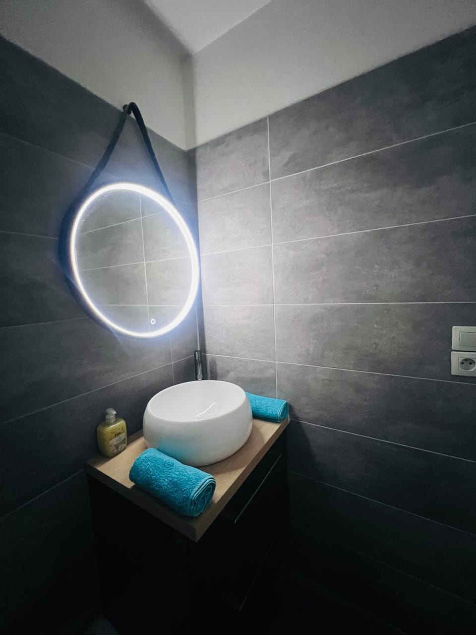 Bathroom, towels