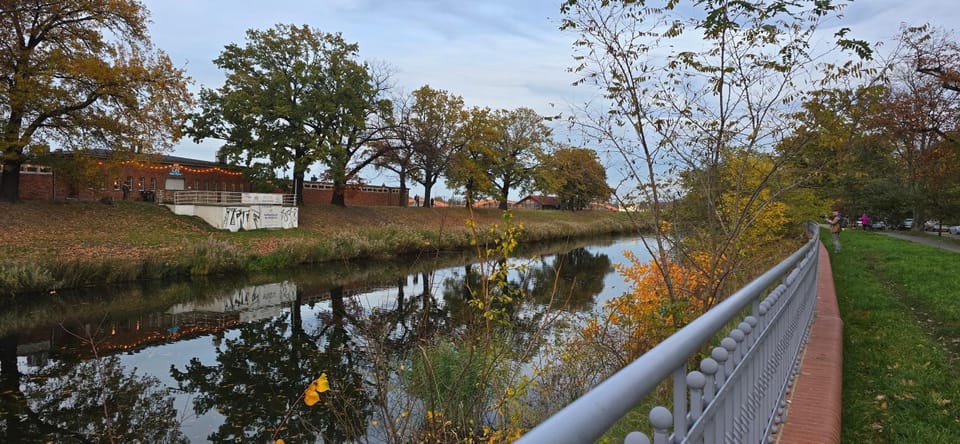 Off site, Location