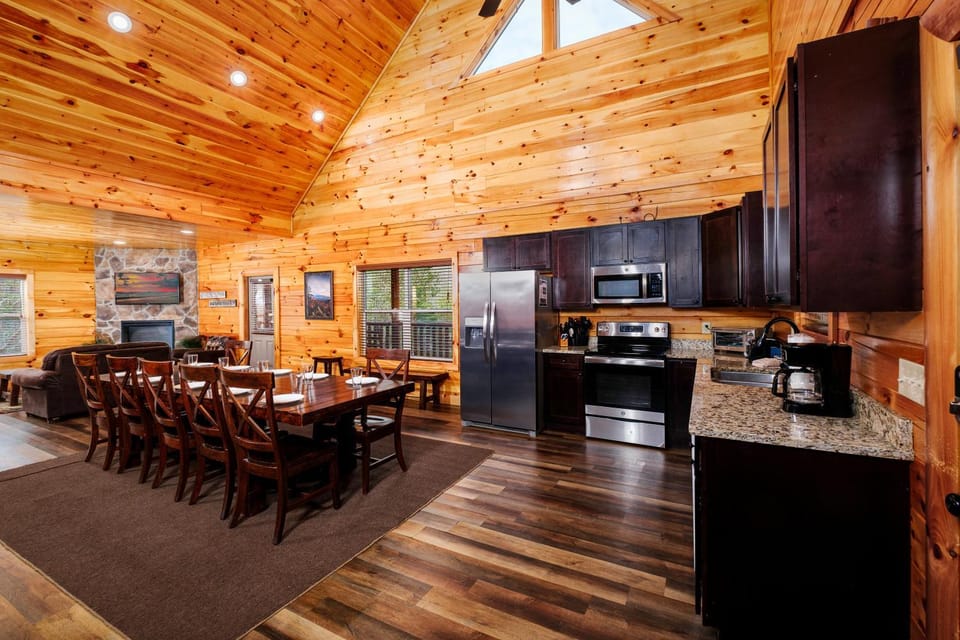 Dolly Bear Pool Cabin Make a Splash, Smoky-Style Cabin in Pigeon Forge