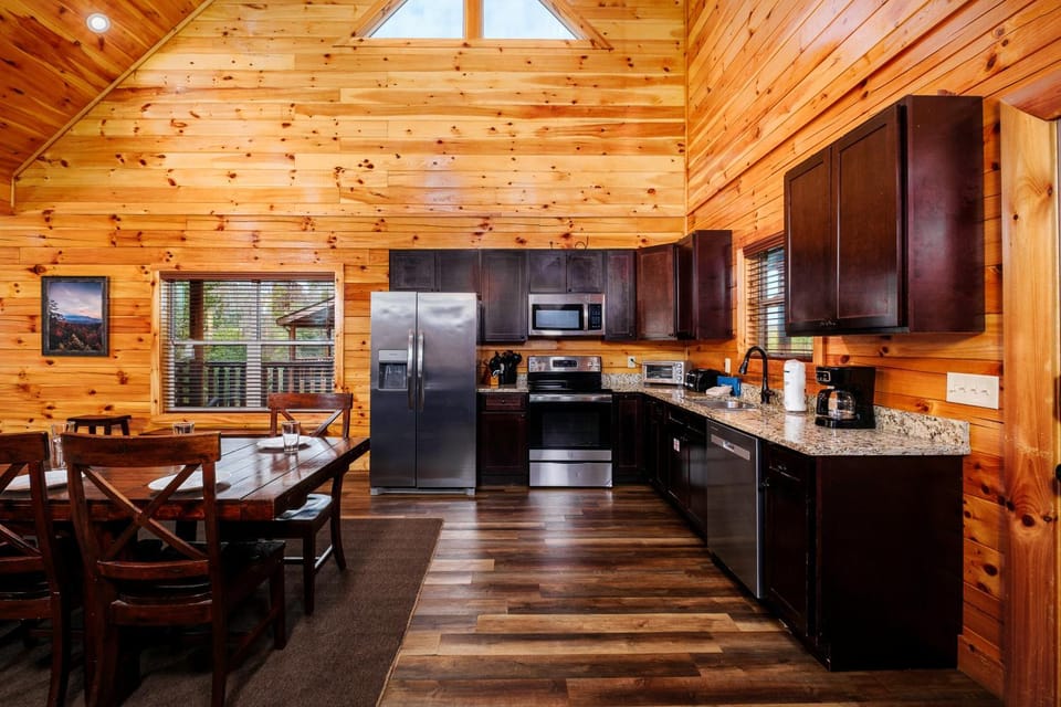 Dolly Bear Pool Cabin Make a Splash, Smoky-Style Cabin in Pigeon Forge