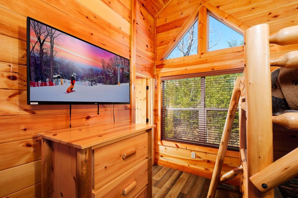 Dolly Bear Pool Cabin Make a Splash, Smoky-Style Cabin in Pigeon Forge