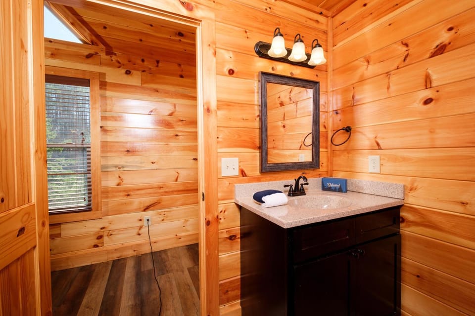 Dolly Bear Pool Cabin Make a Splash, Smoky-Style Cabin in Pigeon Forge
