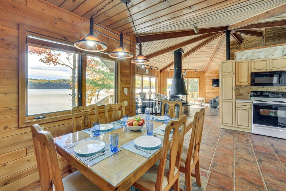 All-Season Adventures! Chicaugon Lakefront Gem House in Wisconsin