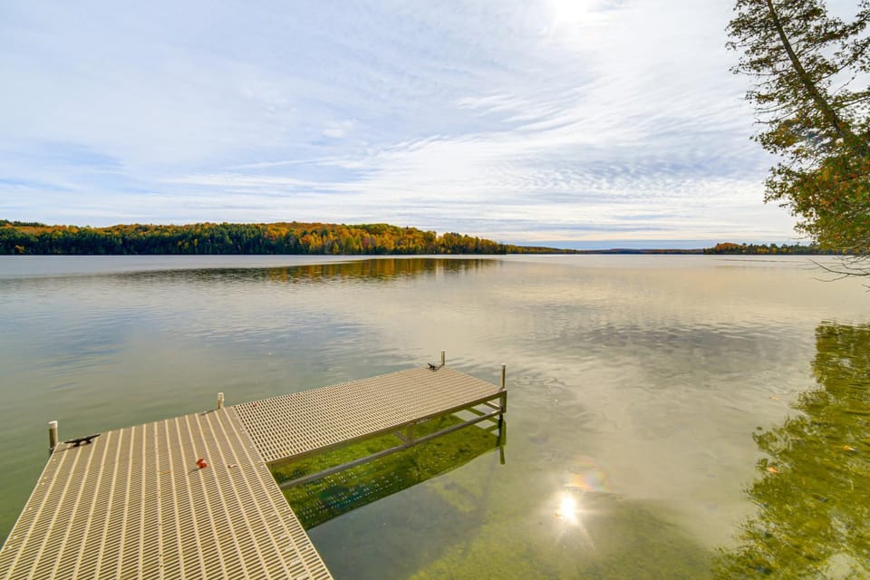 All-Season Adventures! Chicaugon Lakefront Gem House in Wisconsin