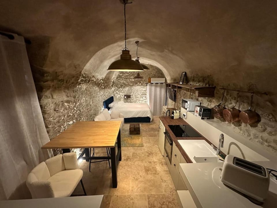 Kitchen or kitchenette, Living room, Seating area, Dining area