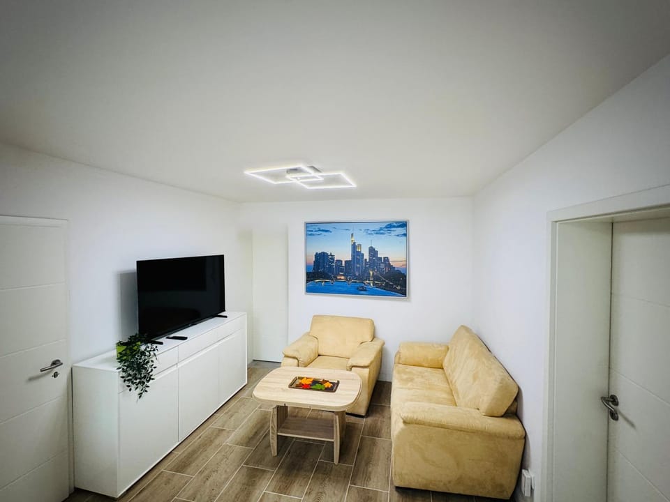 Communal lounge/ TV room, TV and multimedia, Living room, Seating area, Evening entertainment