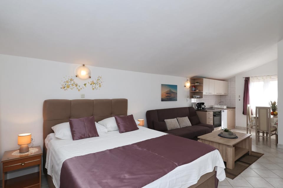 Bed, Living room, Bedroom