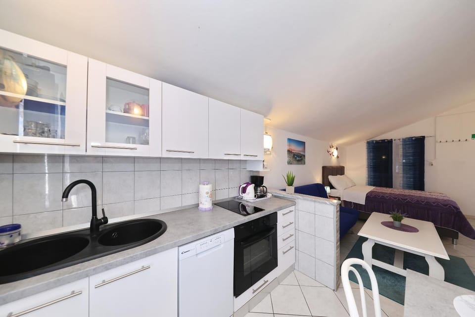 Kitchen or kitchenette, oven, stove