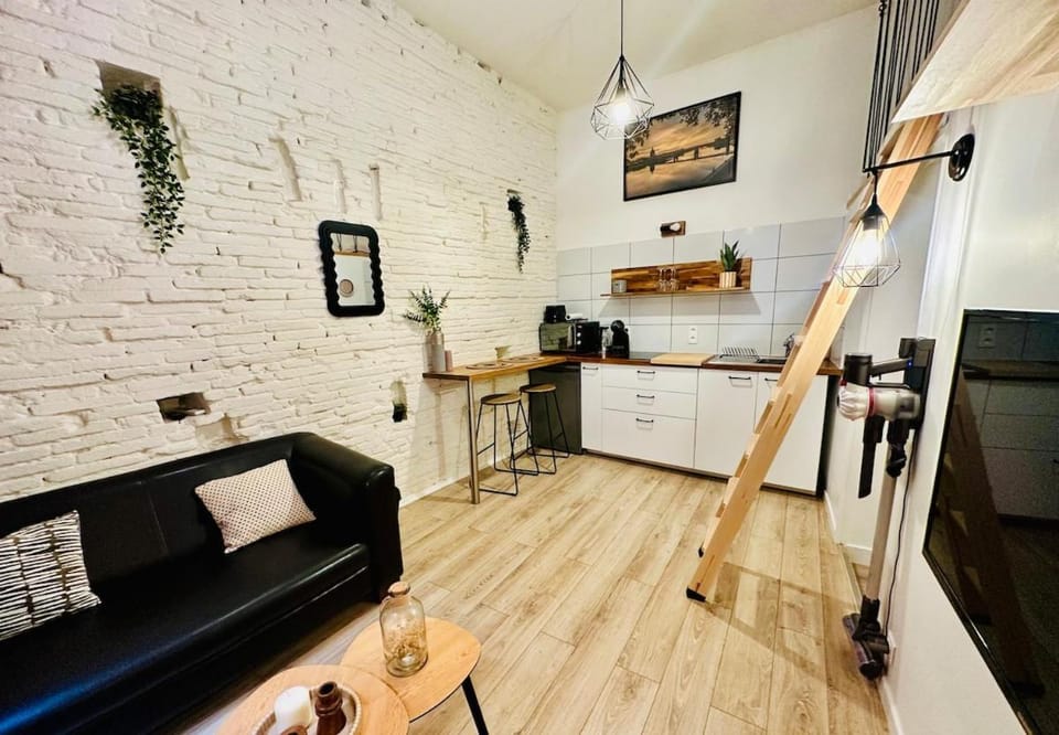 TV and multimedia, Kitchen or kitchenette, Living room, Seating area, Dining area