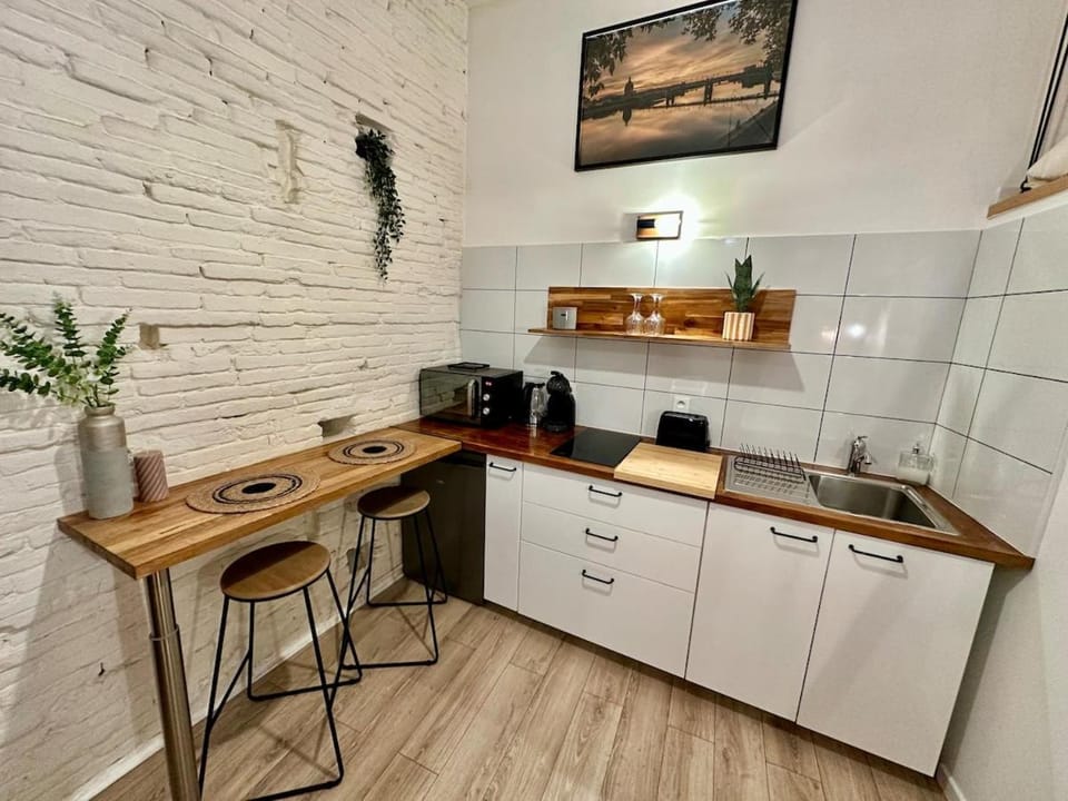 Coffee/tea facilities, Kitchen or kitchenette, Dining area, microwave, stove, toaster, kitchen