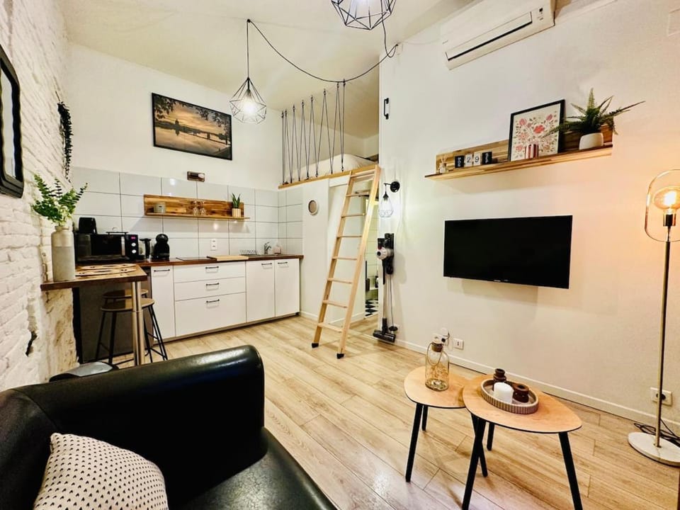 TV and multimedia, Living room, Seating area, Dining area, air conditioner