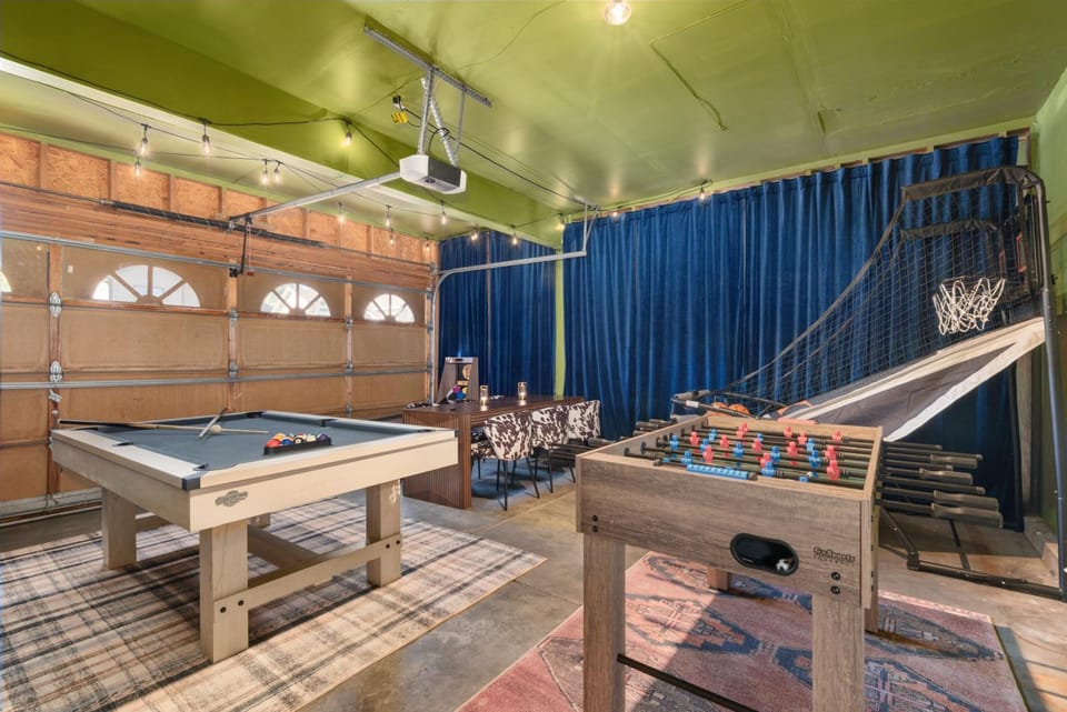 Billiard, Game Room