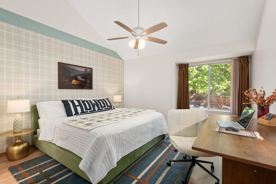 Bed, Photo of the whole room, Seating area, Bedroom