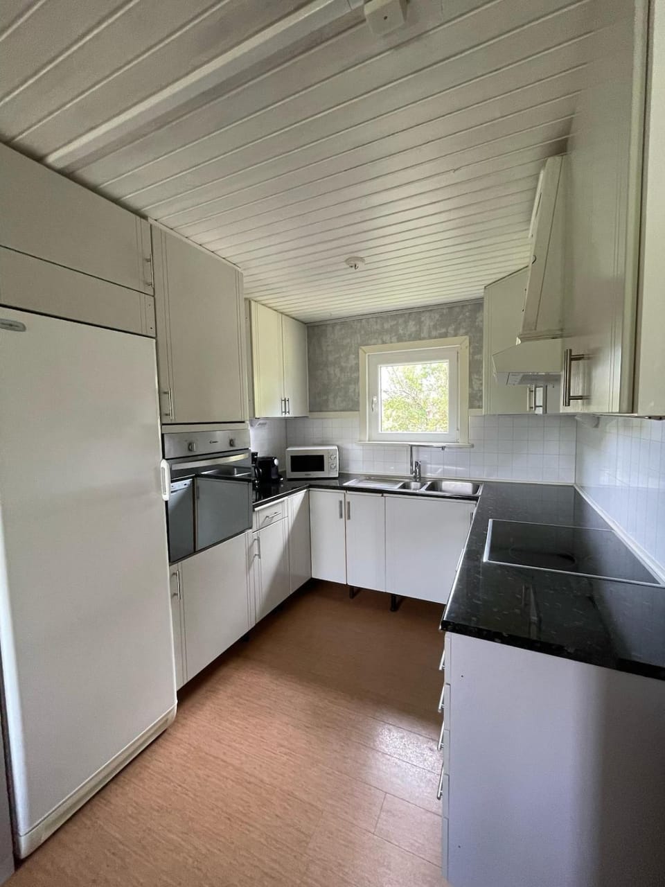 Kitchen or kitchenette, dishwasher, stove