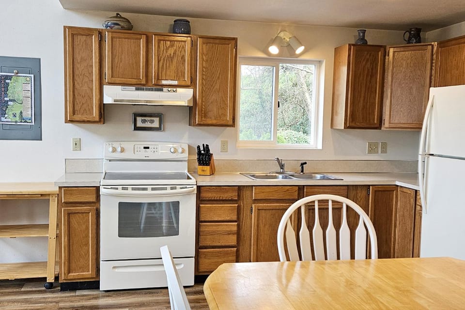 Ocean View in Yachats! Dog Friendly! Ya-Hut House in Yachats