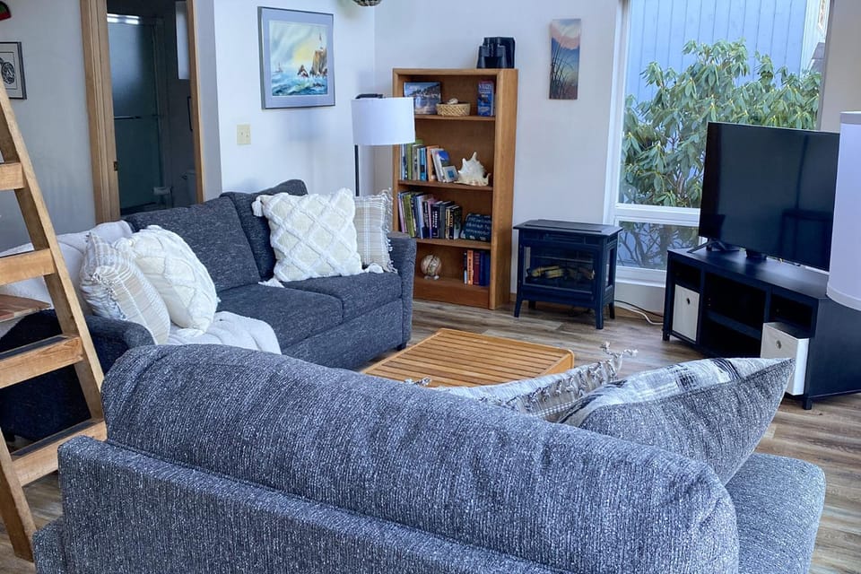 Ocean View in Yachats! Dog Friendly! Ya-Hut House in Yachats