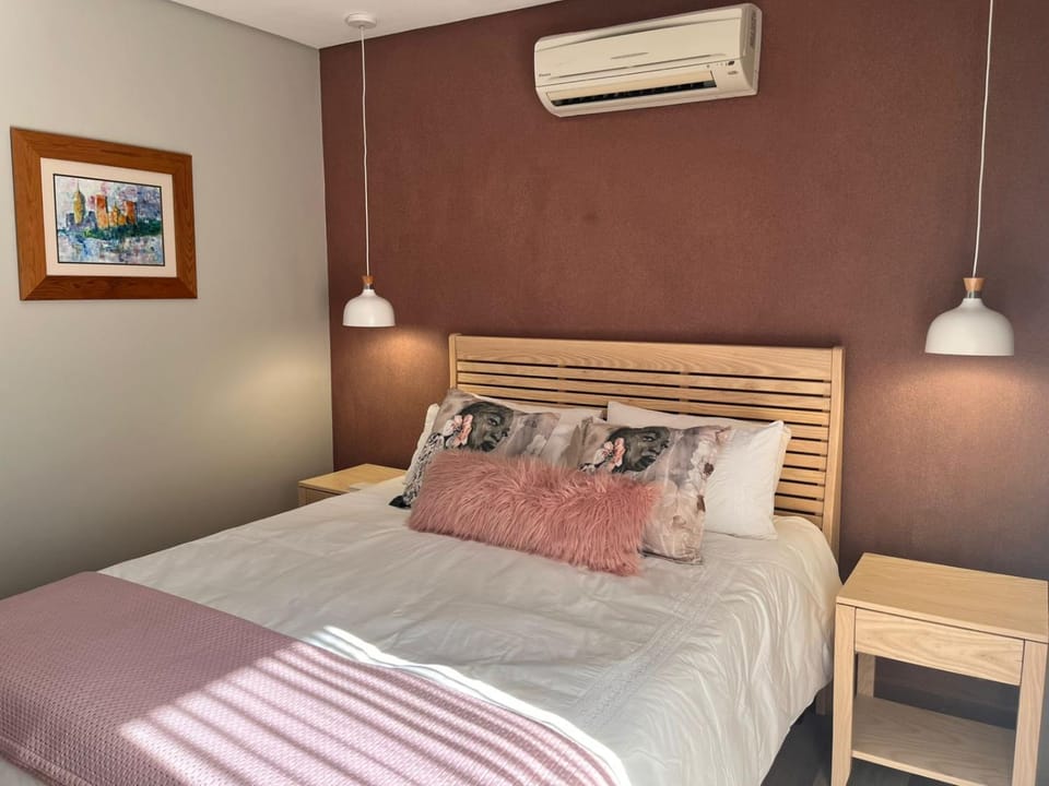 Bed, Bedroom, air conditioner