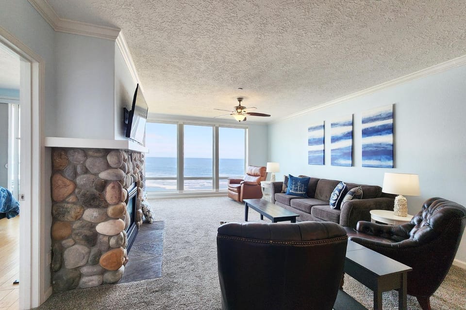 Spectacular Ocean Front Condo with Community Club House & Pool! Whale Crossing House in Depoe Bay