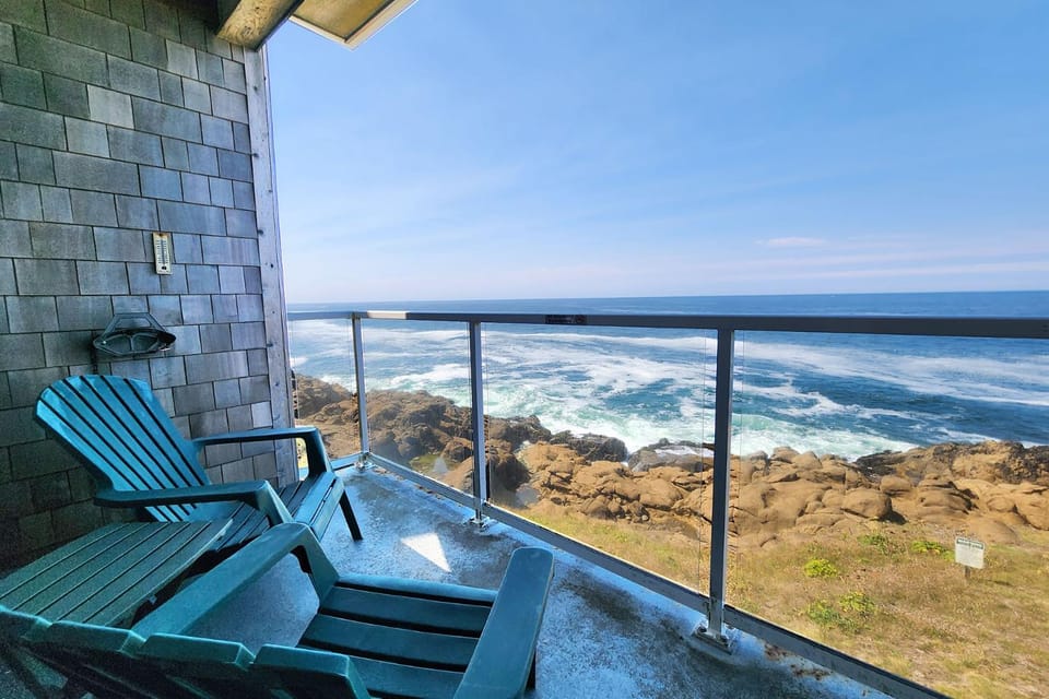 Spectacular Ocean Front Condo with Community Club House & Pool! Whale Crossing House in Depoe Bay