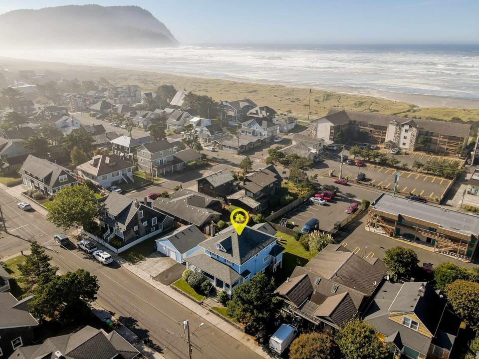 2 Streets to the Beach Game Room BBQ & Firepit House in Seaside