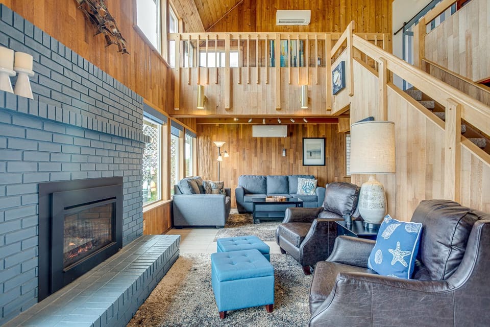 Ocean Front Home on Sandy Beach! Tidal Destination House in San Marine