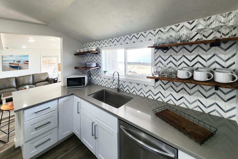 Alsea Bay Cottage with Hot Tub! The Retreat House in Waldport