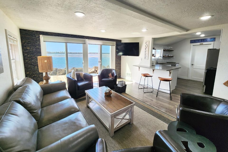 Alsea Bay Cottage with Hot Tub! The Retreat House in Waldport