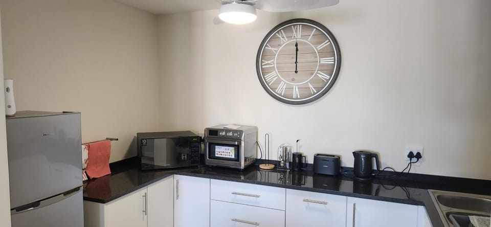 Coffee/tea facilities, Kitchen or kitchenette, oven, toaster