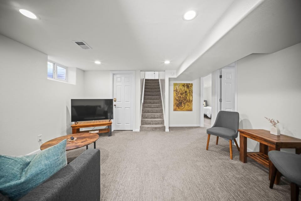 Family Home - Dog-Friendly - Fire Pit House in Arvada
