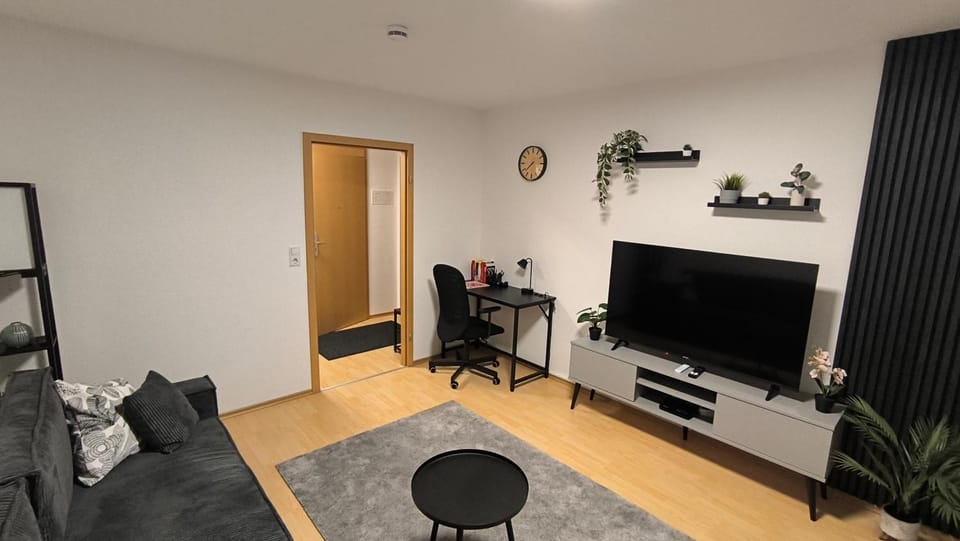 TV and multimedia, Living room, Seating area, Evening entertainment