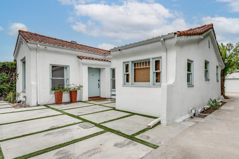 1 Block to Melrose Ave! Bright Home w/ Pool House in West Hollywood