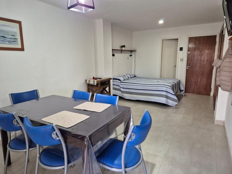 1 bedroom apartment facing the street with balcony Apartment in Mar del Plata