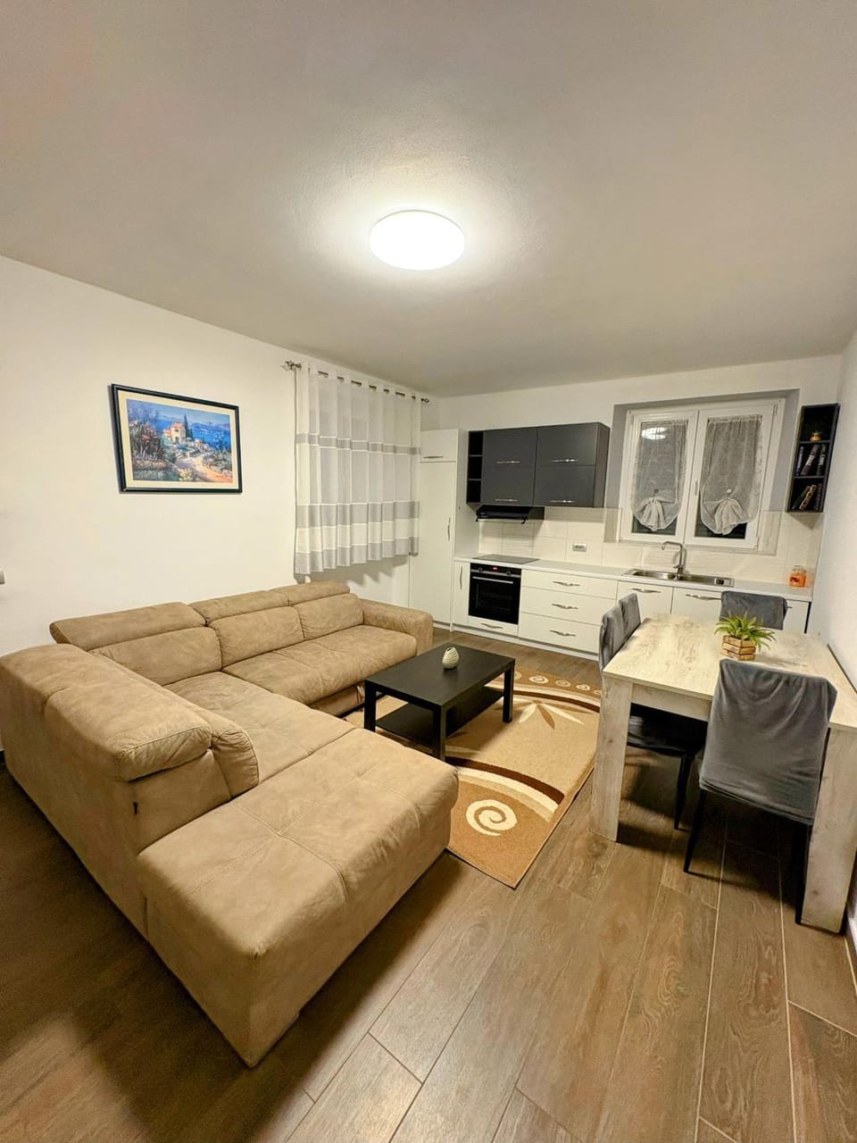 TV and multimedia, Kitchen or kitchenette, Living room, Seating area, Dining area