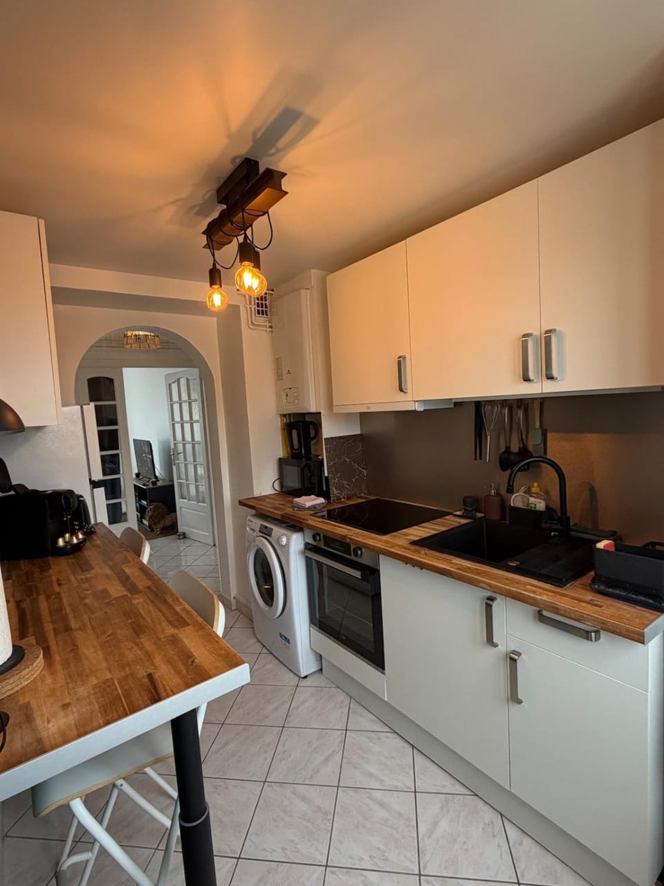 Coffee/tea facilities, Kitchen or kitchenette, Living room, Seating area, Dining area, oven, stove, toaster, washing machine