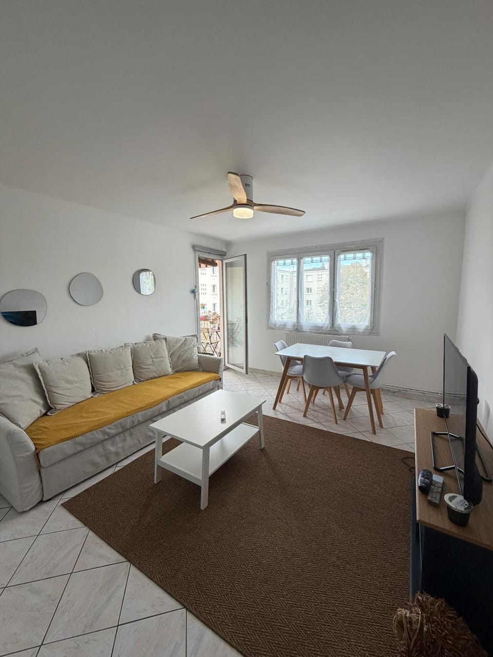TV and multimedia, Seating area, Dining area