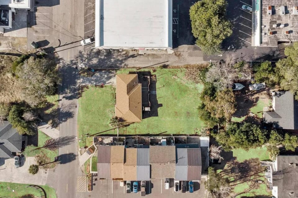 Property building, Bird's eye view, Location, Parking