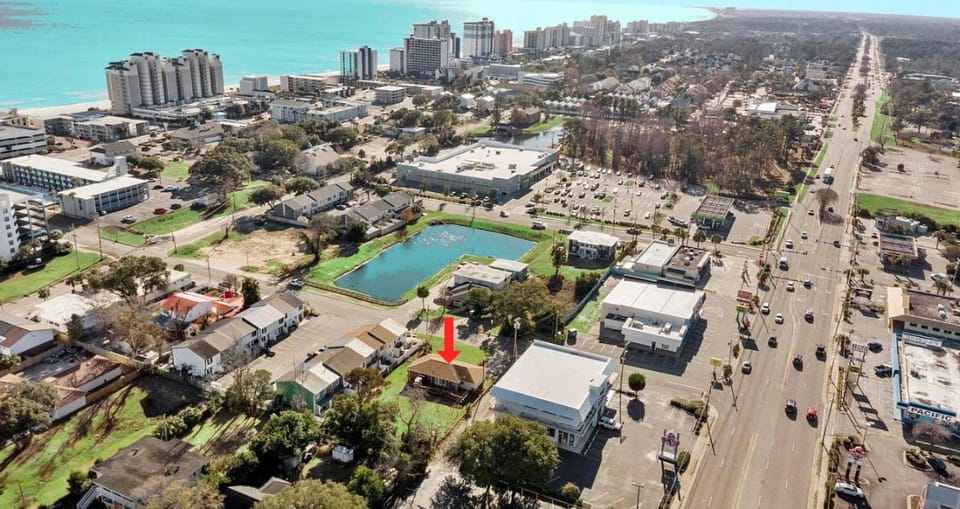 Property building, Nearby landmark, Neighbourhood, Beach, City view, Sea view, Location