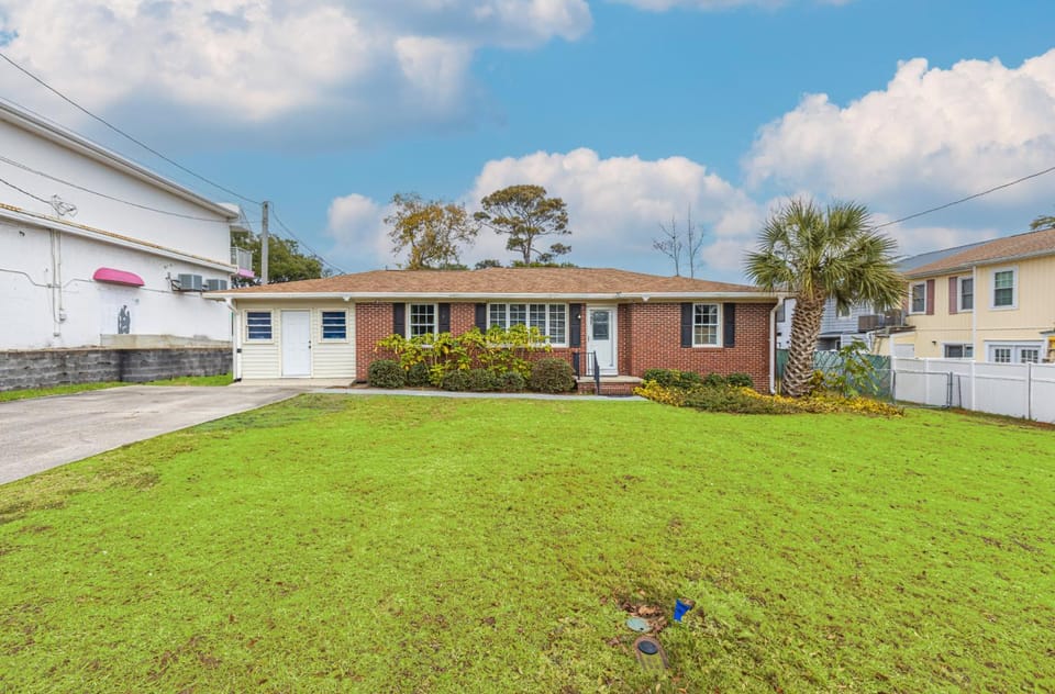 Property building, Facade/entrance, Garden, Quiet street view, Parking