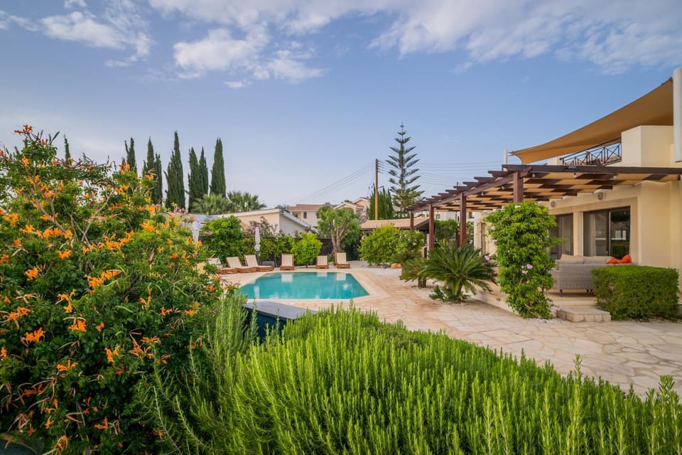 Property building, Day, Garden, Garden view, Pool view, Swimming pool, sunbed