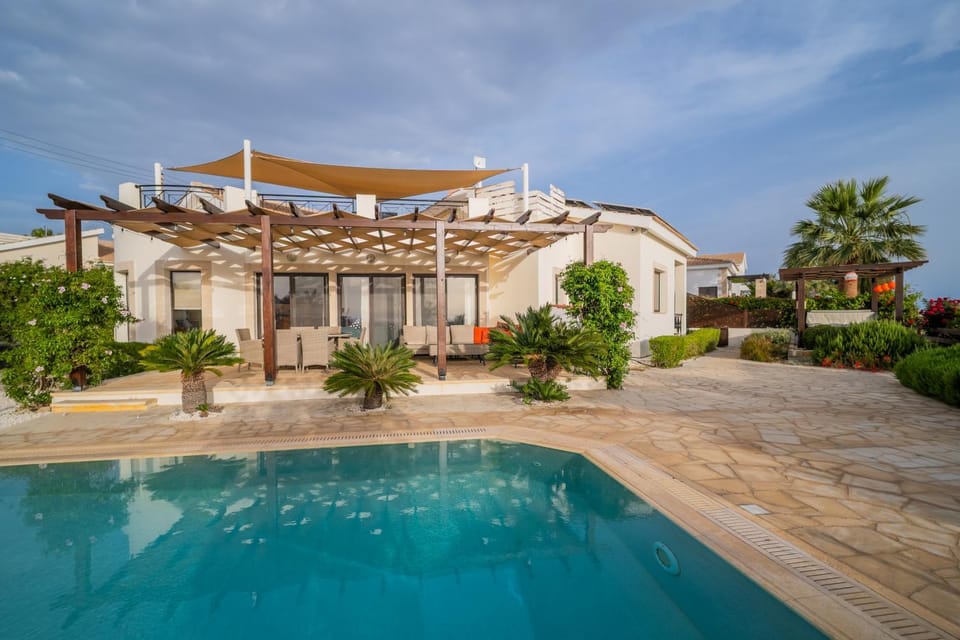Property building, Day, Garden, Hot Tub, Hot Tub, Garden view, Pool view, Swimming pool