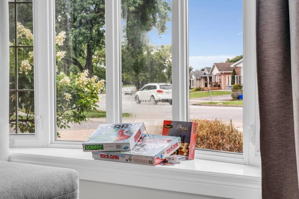 Bright 6BR Near Niagara Falls with BBQ Yard House in Saint Catharines